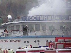 В Москве горит теплоход